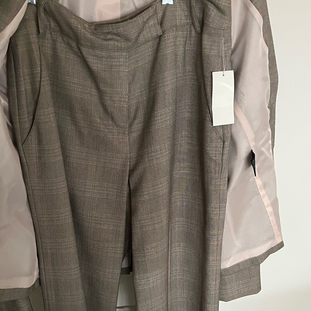 (SOLD) NWT Stylish Three-piece Larry Levine Business Suit Size 8